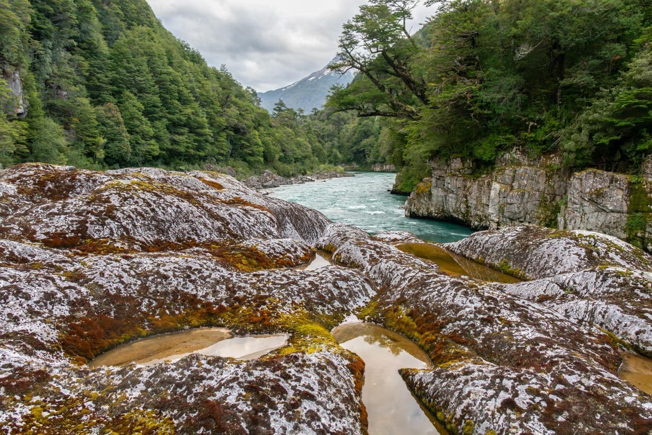 Cañón de rocas sobre el río Figueroa
