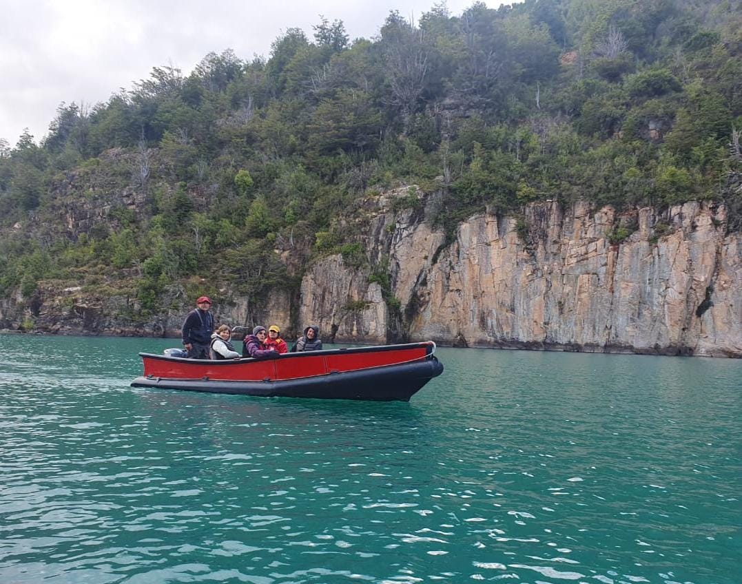 Paseo en bote entre acantilados, Reserva Río Figueroa