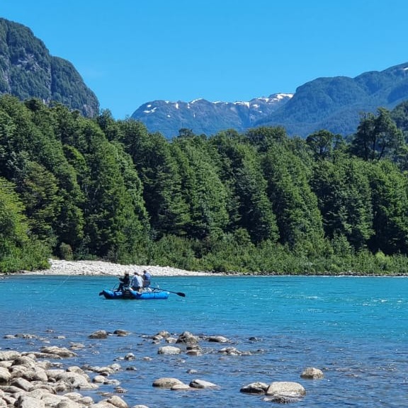 Pesca con mosca en el río turquesa, Reserva Río Figueroa