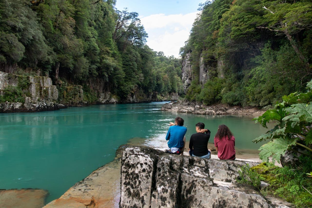 Visitantes contemplando el río turquesa, Reserva Río Figueroa