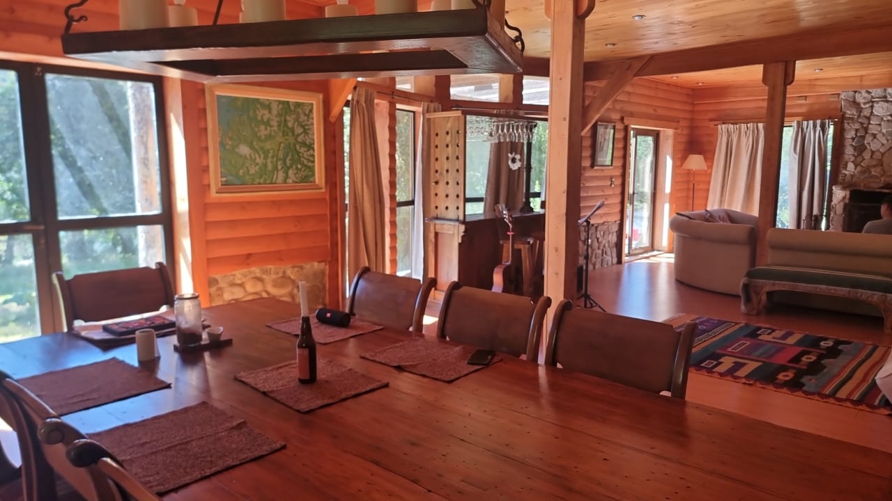 Área de comedor del living-comedor del Lodge