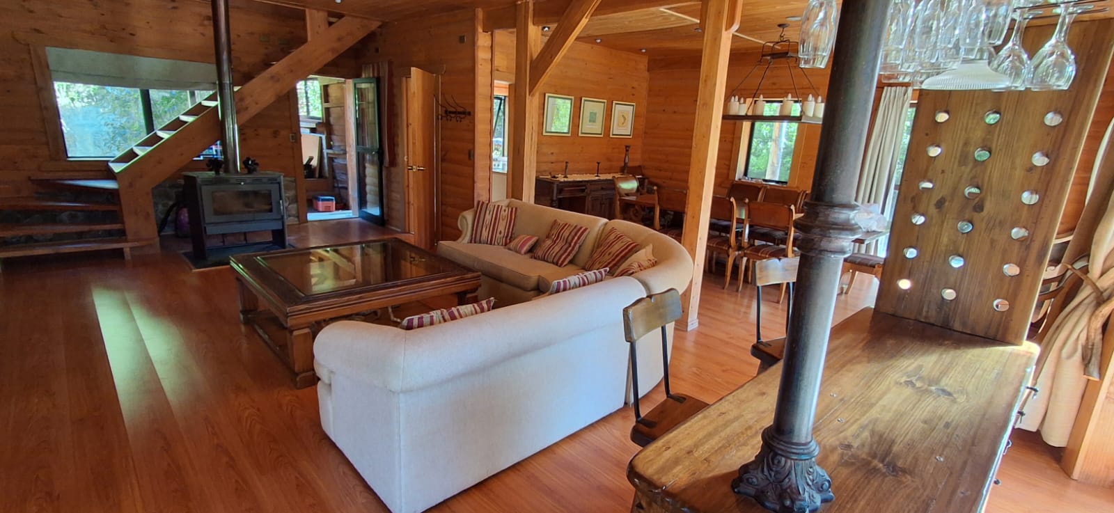 Área de estar del living-comedor del Lodge, con chimenea