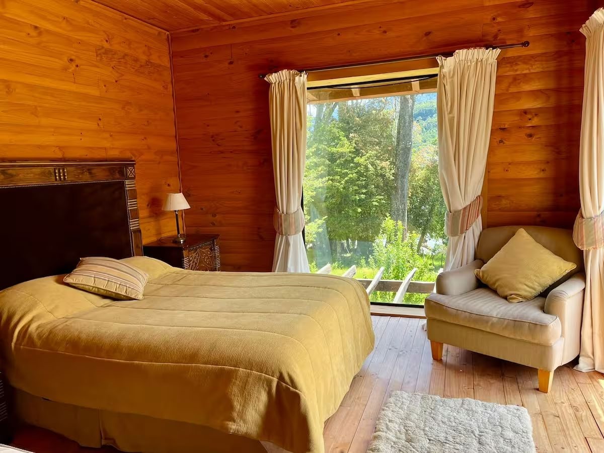 Habitación del Río, cama con vista al río