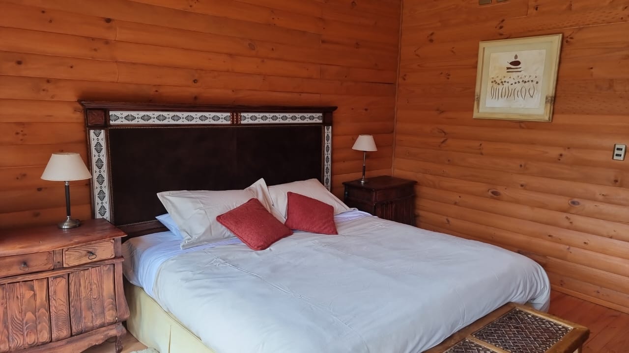 Habitación la Montaña, cama king con respaldo tallado