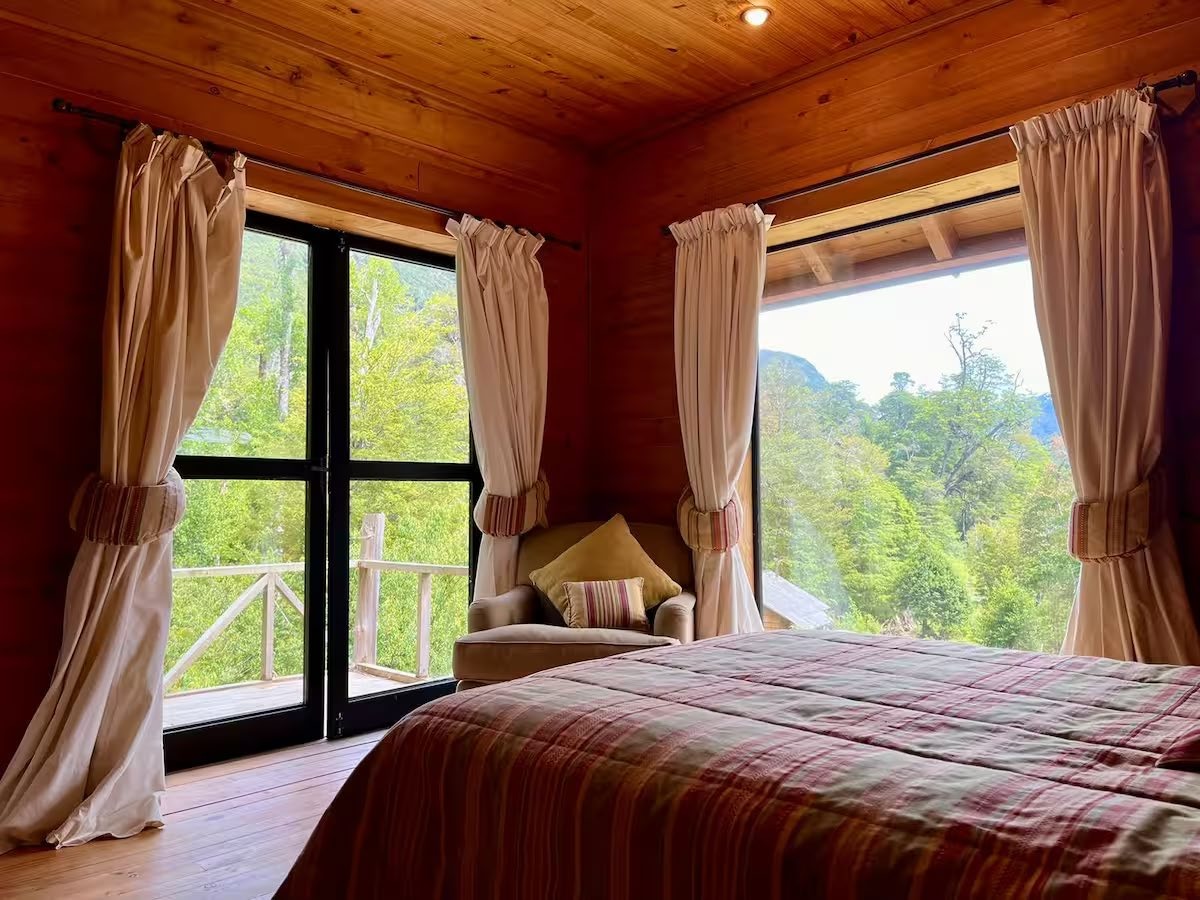 Habitación del Bosque, ventanales en esquina con vista al bosque