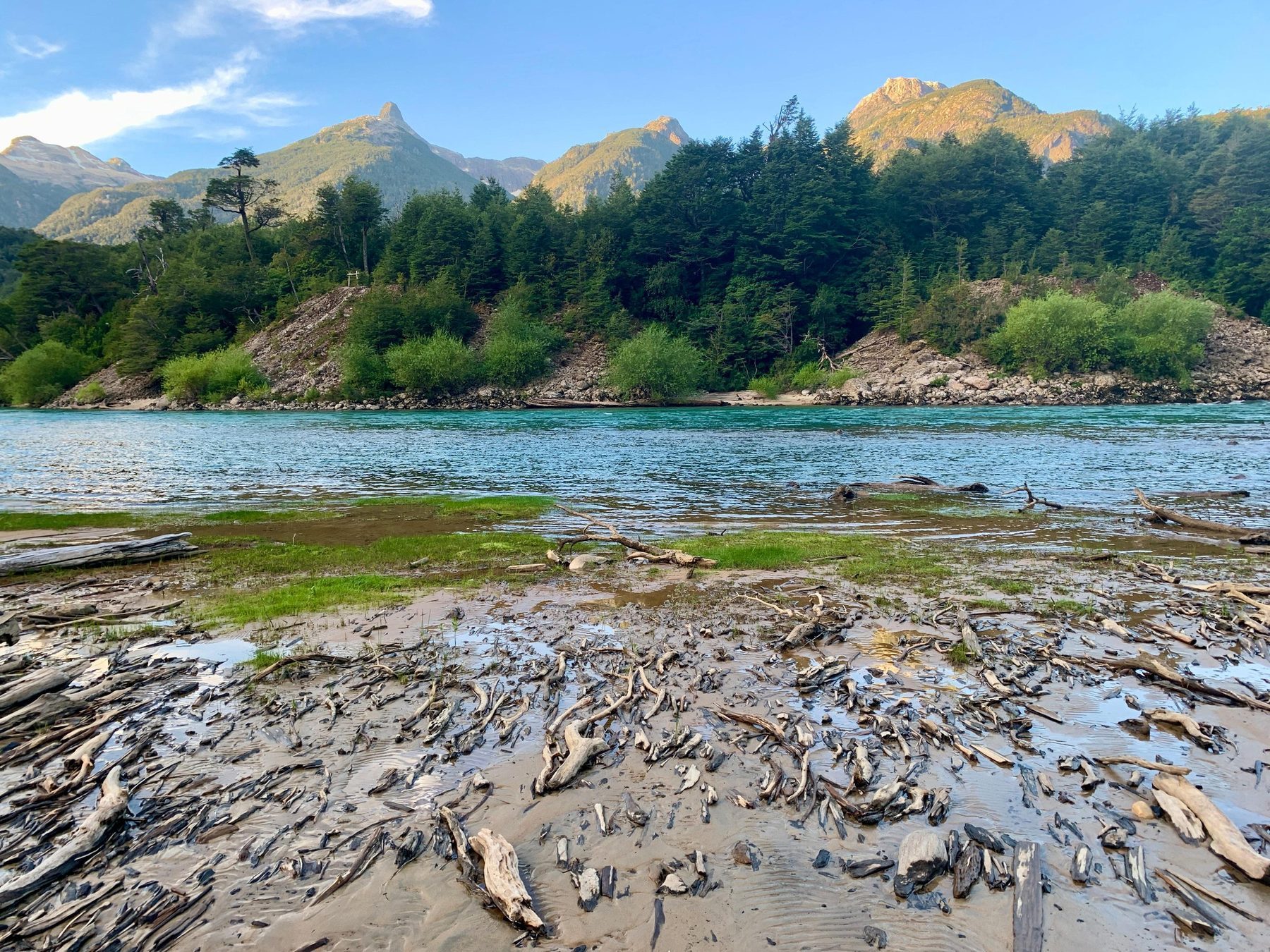 Río turquesa entre montañas, La Bella Patagonia