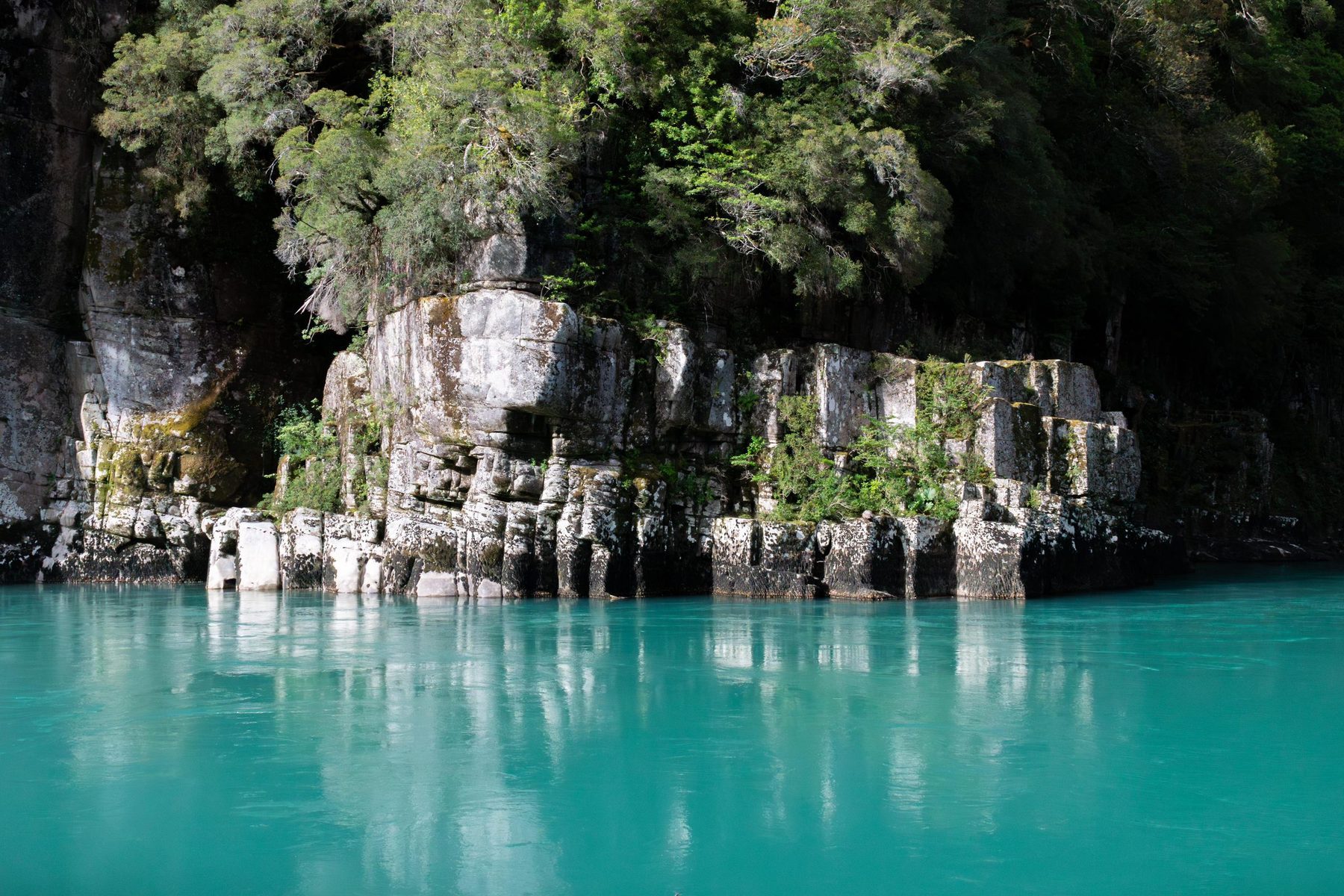 Roca junto a aguas turquesas, La Bella Patagonia