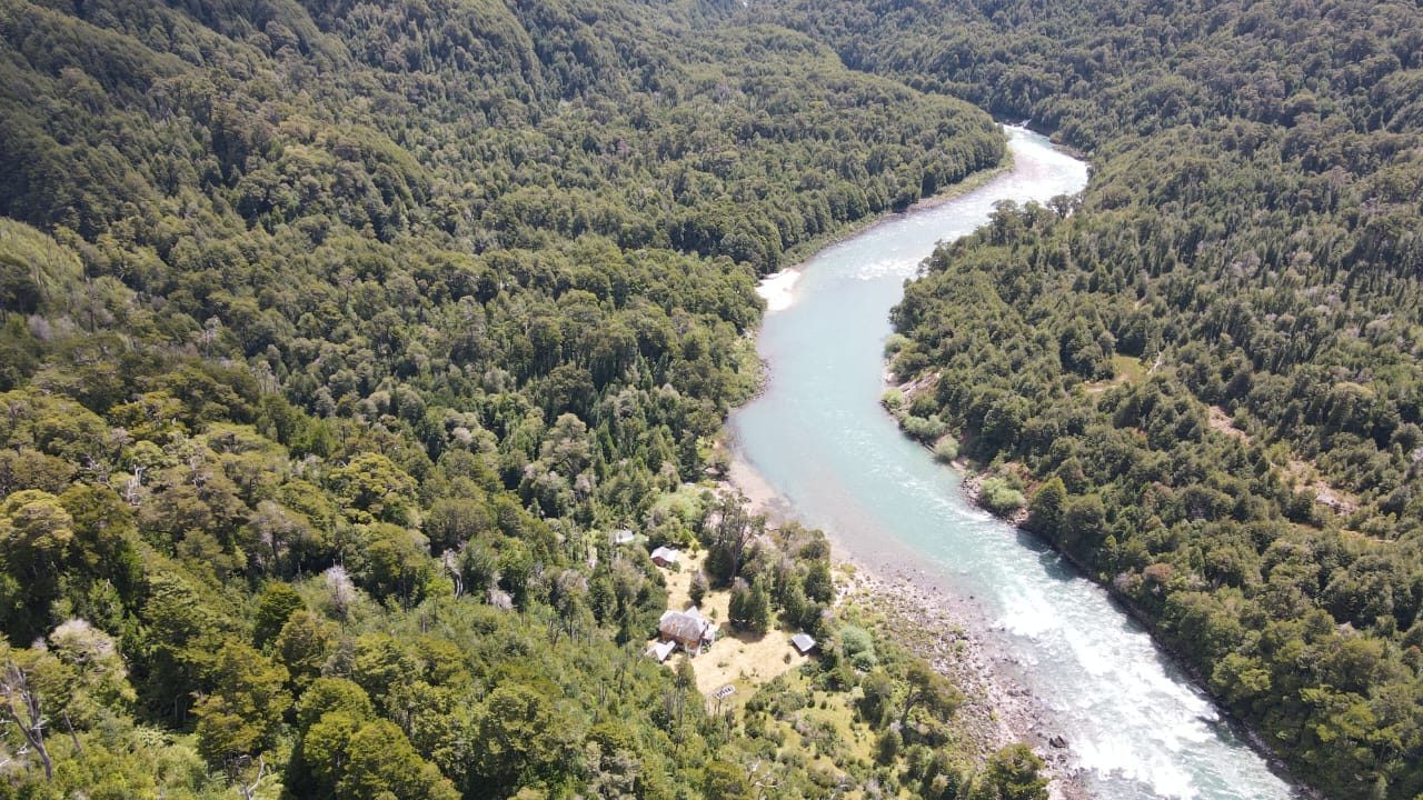Vista aérea del río en la reserva, La Bella Patagonia