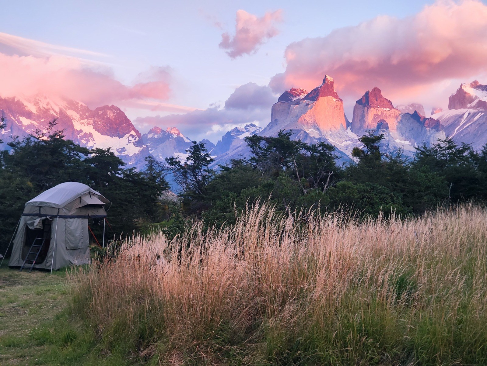 Campamento frente a las Torres del Paine al atardecer