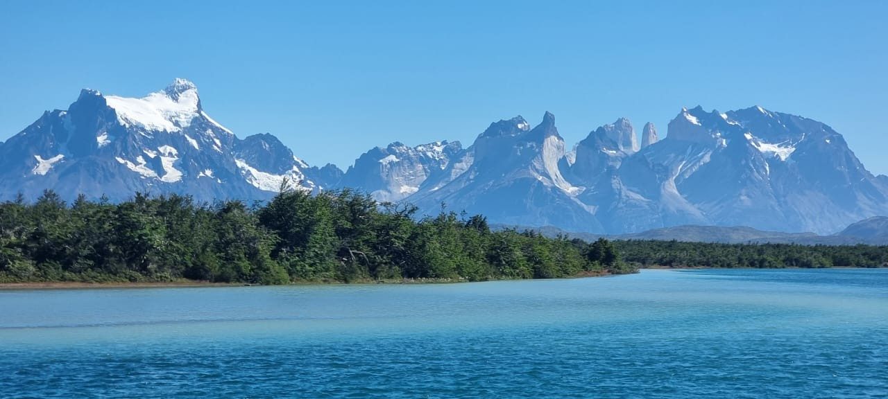 Torres del Paine y lago, vista panorámica