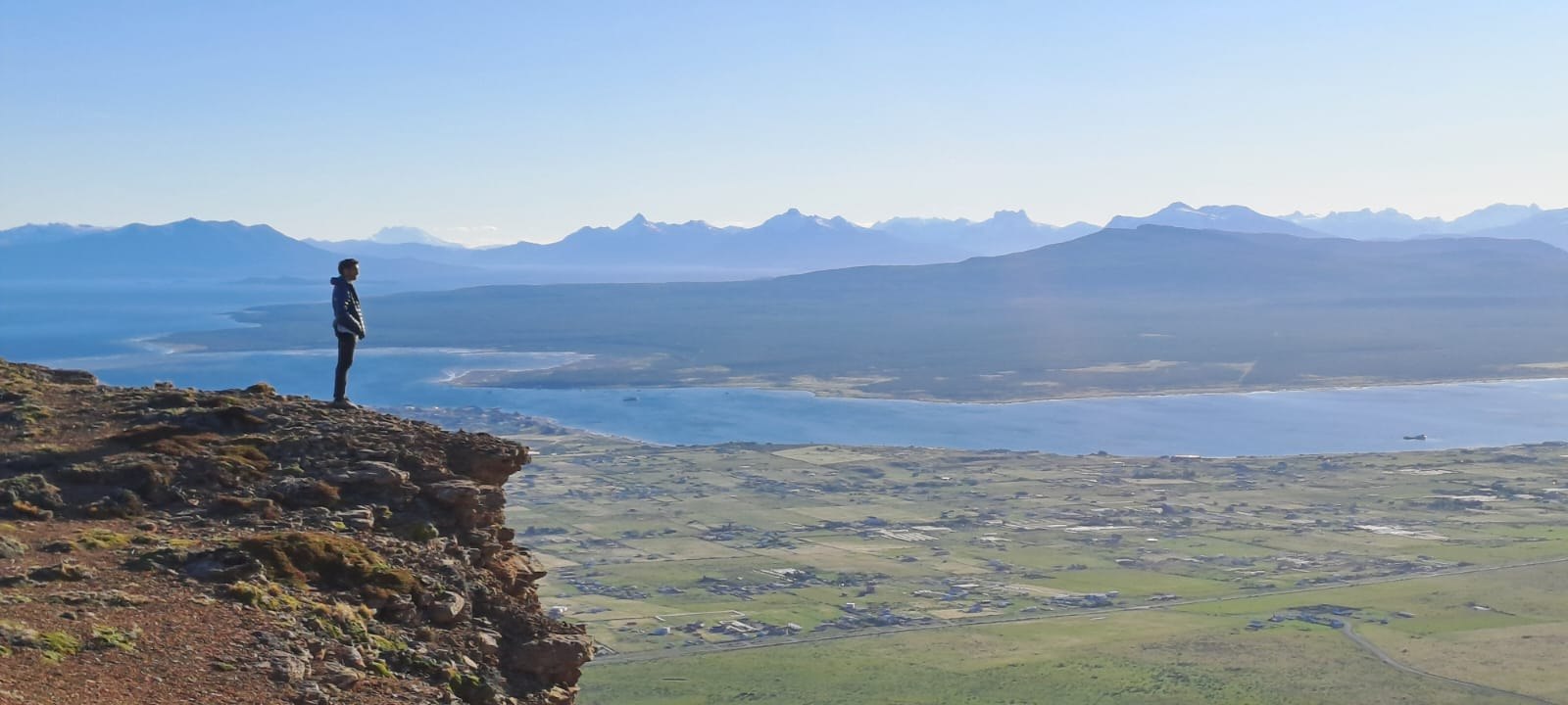 Vista panorámica desde un mirador sobre Puerto Natales