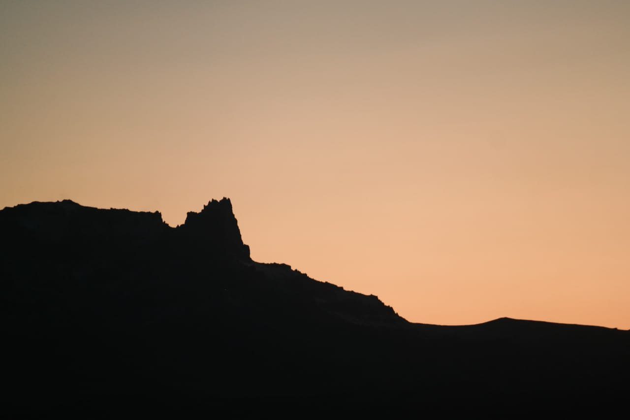 Silueta de cordillera al atardecer