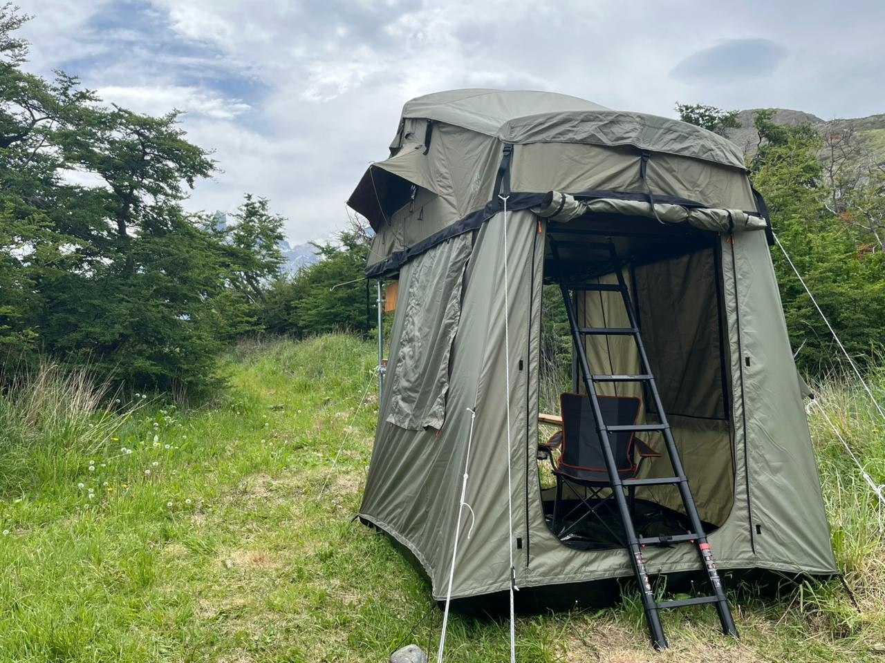 Carpa del glamping Yellow Plum en la pradera