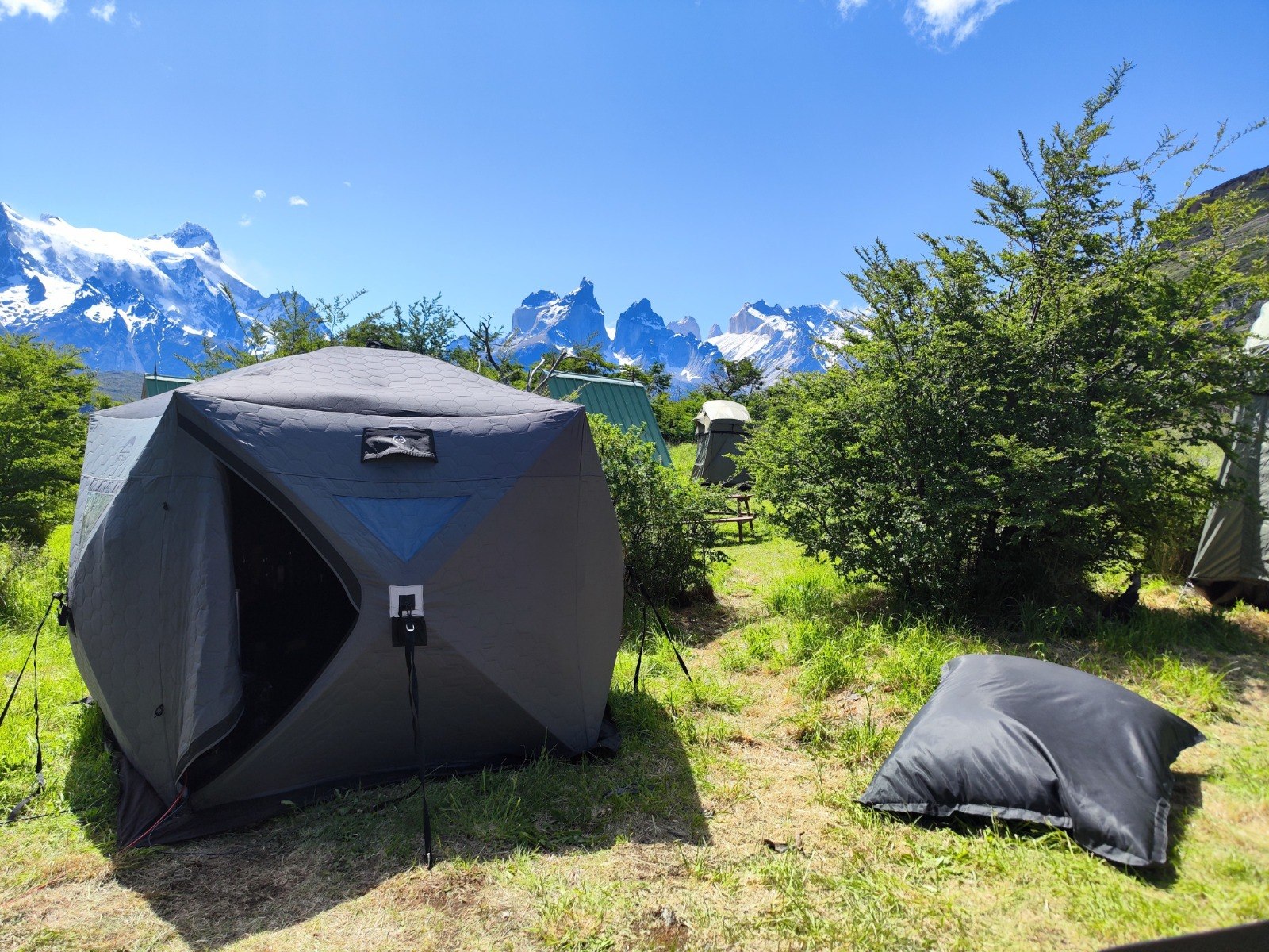 Carpa del glamping con vista a las Torres del Paine