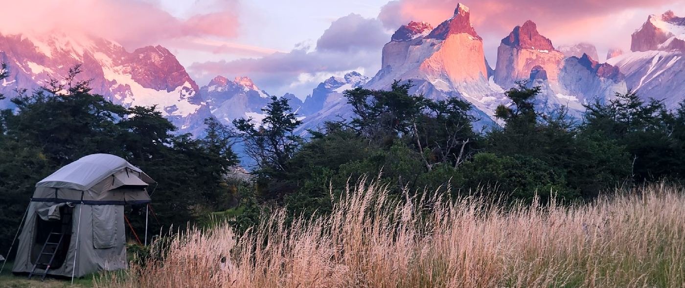 Carpa de Yellow Plum frente al macizo Paine al atardecer