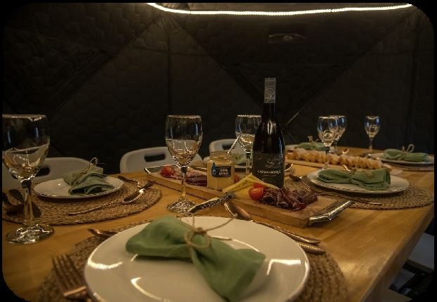 Mesa servida en el glamping Yellow Plum