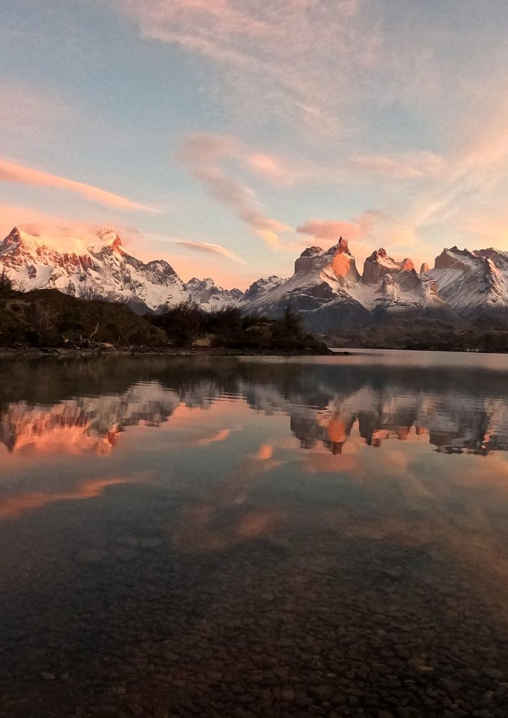 Amanecer en Pehoé, con el macizo Paine reflejado en el lago